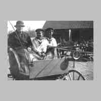 039-0021 Johannes und Siegfried Zoellner mit Oma im Kutschwagen.jpg